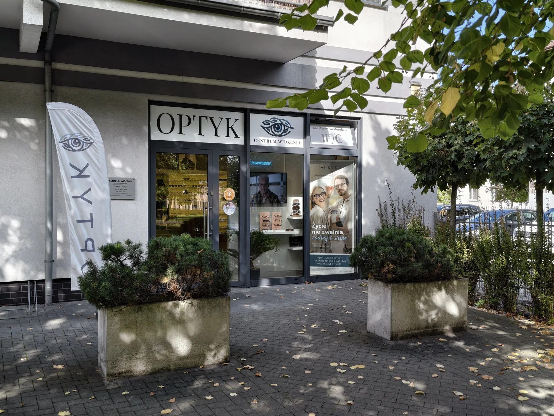 Wejście do salonu Centrum Widzenia w Lesznie